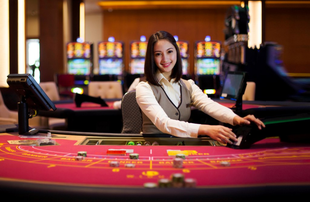 Mga Pangunahing Tungkulin ng isang Casino Dealer